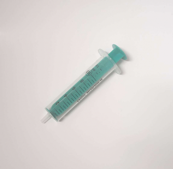 Single use syringe